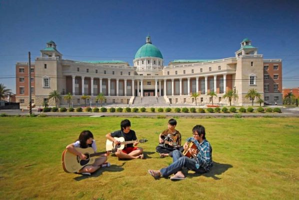 Đại học Á Châu (Asia University): Sự Giao Thoa Giữa Kiến Trúc Hy Lạp Và Công Nghệ Tương Lai