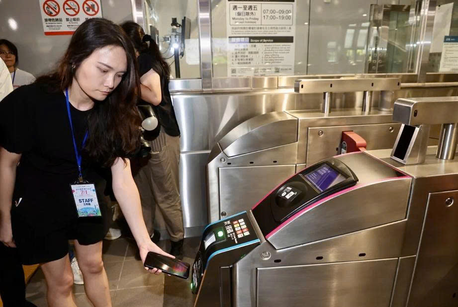 MRT Đài Bắc chính thức triển khai thanh toán bằng thẻ tín dụng và ví điện tử trên toàn hệ thống
